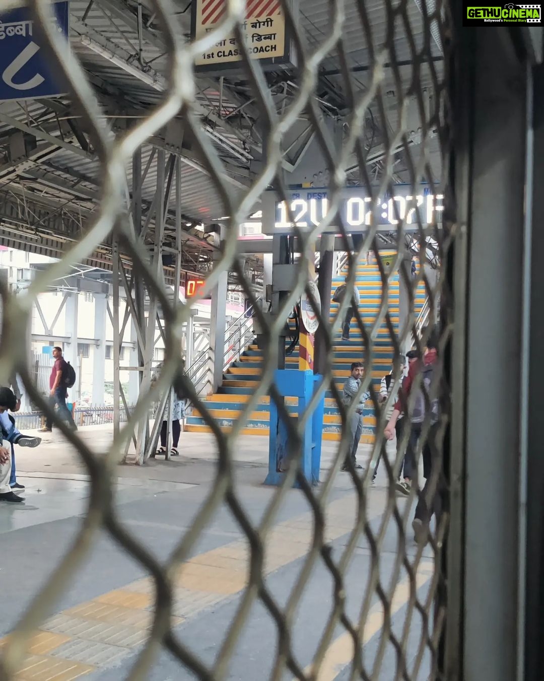 Shivani Baokar Instagram - Most mornings. . . #mumbailifeline #indianrailways #mymumbai #sea #shootlife #morning #vasai #morningmotivation #beachvibes #beingasmi #travellikealocal #morningslikemostmumbaikars #mumbaiislove