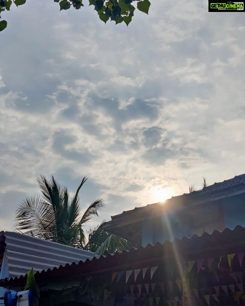 Shivani Baokar Instagram - Most mornings. . . #mumbailifeline #indianrailways #mymumbai #sea #shootlife #morning #vasai #morningmotivation #beachvibes #beingasmi #travellikealocal #morningslikemostmumbaikars #mumbaiislove