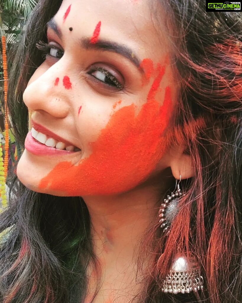 Shivani Baokar Instagram - Is it on your face or in your face? 😉 HAPPY HOLI to all of you!!! Khelat asal tar be safe, nasal tari be safe! 😘❤ #lotsoflove #zeeholidayfun #lavangimirchi 🌶🤭