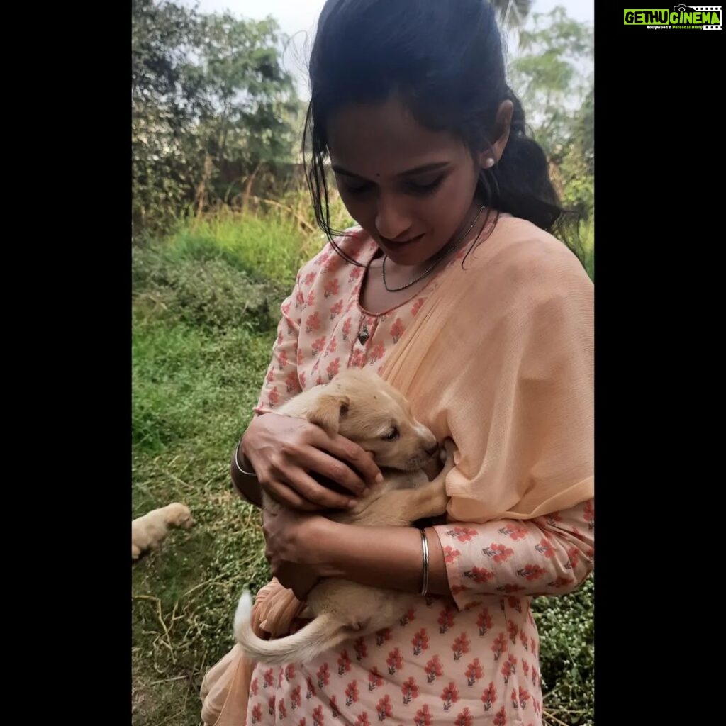 Shivani Baokar Instagram - So this happened on set! #lavangimirchi #doglover #indie #shootlocation #whyaretheysocute 🥺❤ PC @mithila_ashok
