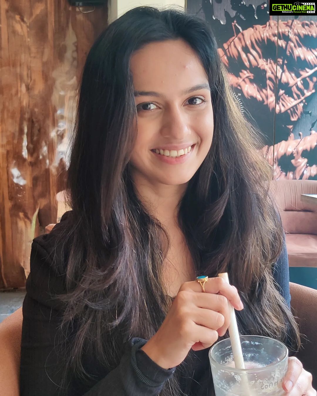 Shivani Baokar Instagram - Be You! The world will adjust. Captured by @milindshirke #keepitsimple #happiness #coffeetime #flowers #smile #instadaily #naturephotography #minimalove #details #minimalismo #summer #follow #elegance #ig #mood #smile #ootd #bnw #slowliving #happy #minimalista #travel #portrait #perfection #minimalobsession #artist #photo #goodvibes #natural #minimalhunter
