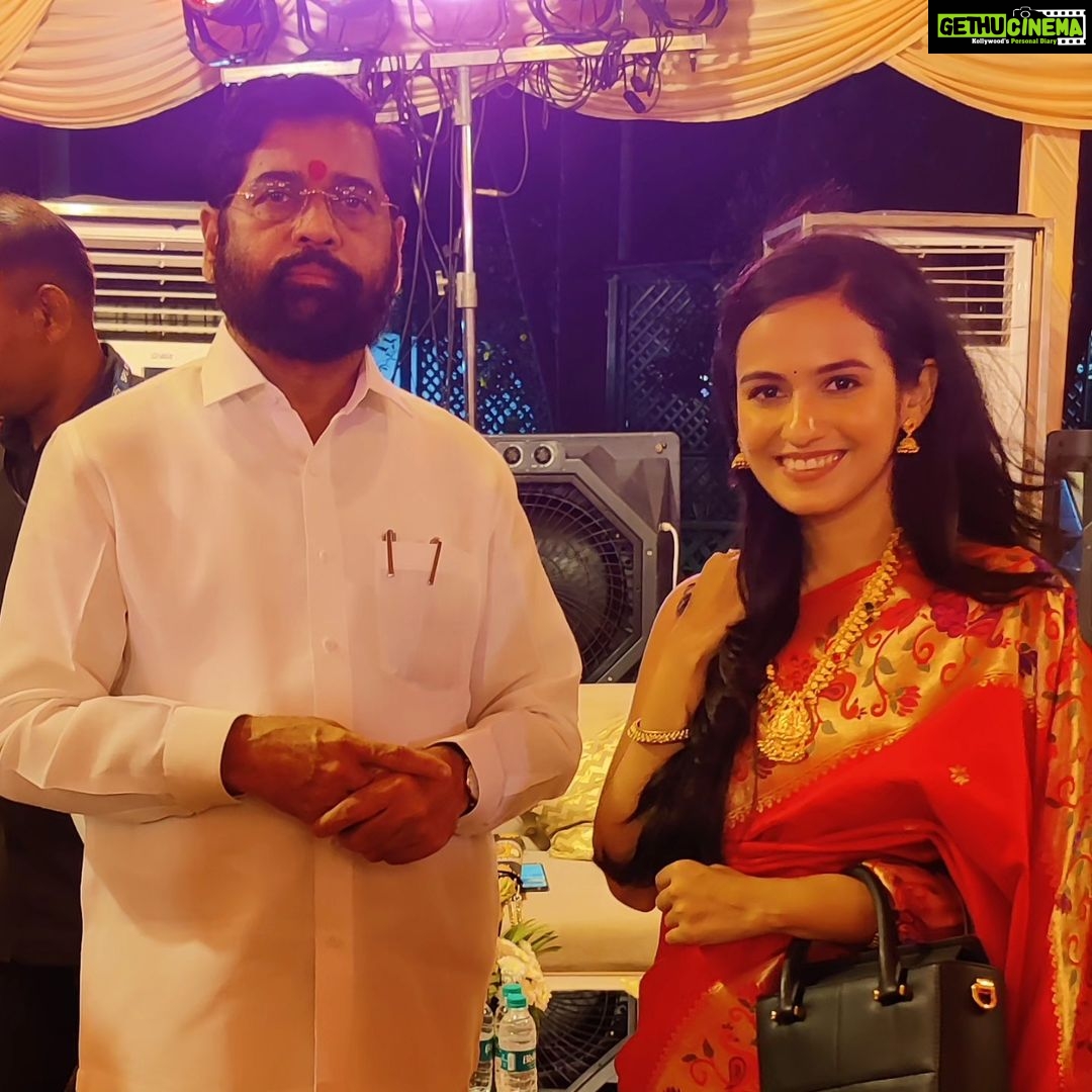 Shivani Baokar Instagram - महाराष्ट्राचे लाडके मुख्यमंत्री माननीय श्री एकनाथजी शिंदे @mieknathshinde @cmomaharashtra_ यांच्या वर्षा या शासकीय निवासस्थानी बाप्पाच्या दर्शनाचा लाभ घेता आला. 😇 हि भेट घडवून आणण्यासाठी गायत्री चित्रे @gayatrrichitre चे आभार. 🙏🏻 #cmomaharashtra #eknathshinde #ganpatibappamorya #shivanibaokar Varsha Bungalow Official Residence of Chief Minister of Maharashtra
