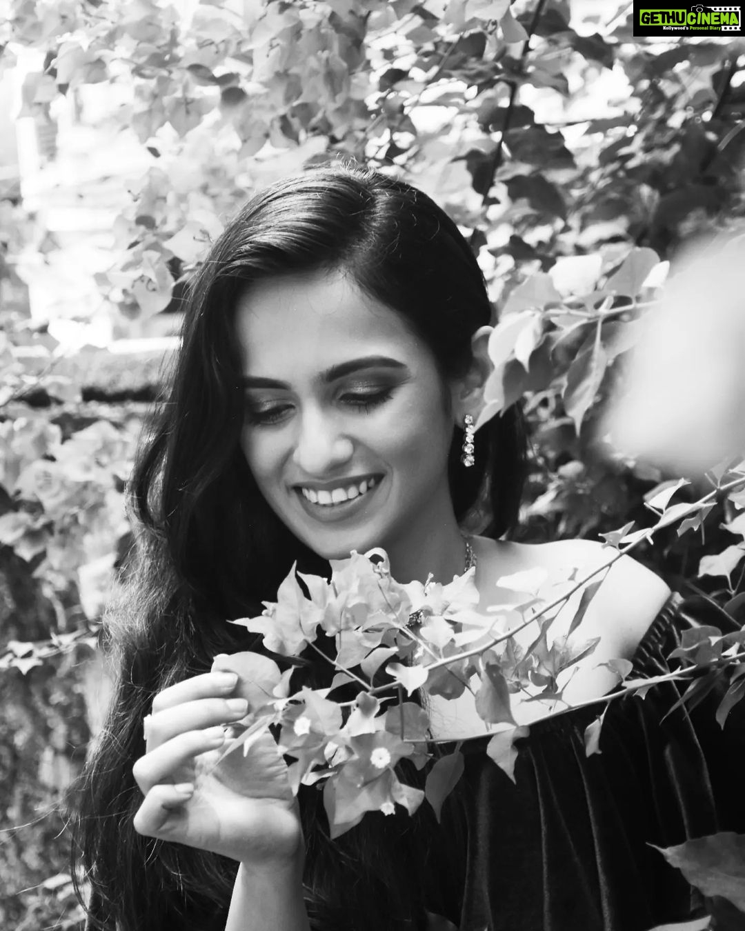 Shivani Baokar Instagram - Beauty is everything including you being you.... 🌼