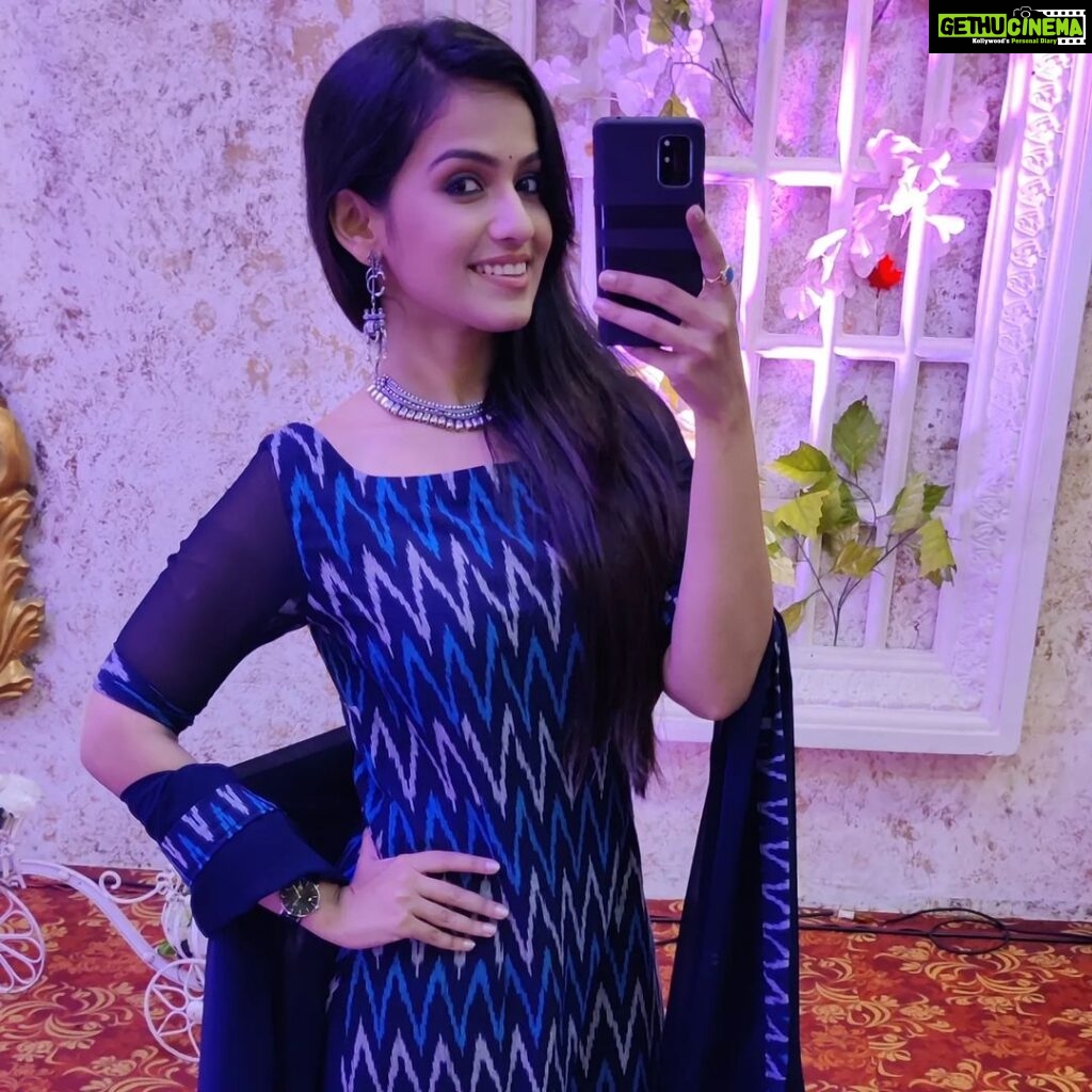 Shivani Baokar Instagram - आजचा रंग 🐦 #रंग #निळा PC @krishshenoy