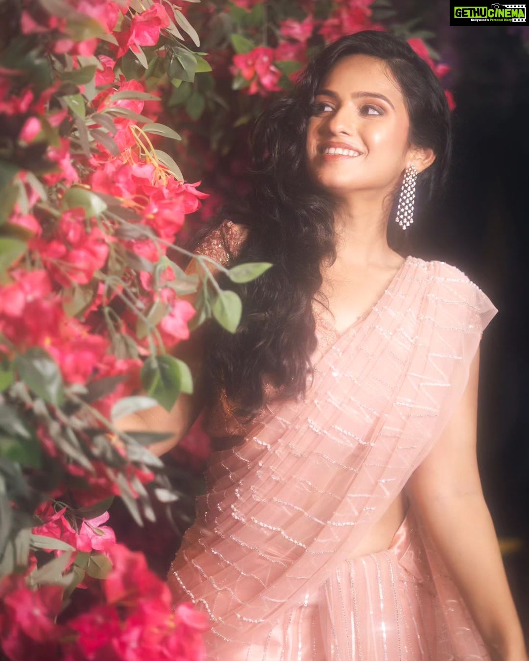 Shivani Baokar Instagram - 🪔✨ . . . . . Styling @saileerajpurenagane Outfit @rajkumari_by_richahaware Jewellery @sorayaajewels_ MUA @bridal.mekup.by.saroj Videoshoot and edits @kyammmera Photoshoot and edits @kharsambale Assisted by @siddheshhwalanj Location credits @housepartykhar House Party Khar