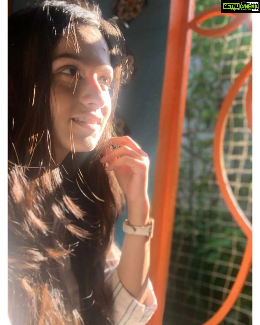 Shivani Baokar Instagram - find the light in everything ✨ #daywellspent 📸 @hetagogri #sunsets #sunset #sunsetphotography #nature #sunsetlovers #sky #pics #sunsetlover #photography #ig #sunrise #naturephotography #landscape #photooftheday #captures #clouds #travel #sun #love #landscapephotography #beach #beautiful #travelphotography #instagood #naturelovers #vision #photo #picoftheday #sea Candies