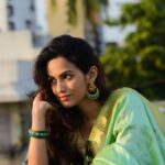 Shivani Baokar Instagram - आजचा रंग सांगा पाहू 🙃 आजचा रंग हिरवा हिरवा रंग निसर्गाची ओळख समृध्दीचं प्रतीक....हिरवा म्हणजे लावण्य..... #रंग #हिरवा PC @riteshnikamphotography