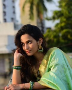 Shivani Baokar Instagram - आजचा रंग सांगा पाहू 🙃

आजचा रंग हिरवा 
हिरवा रंग निसर्गाची ओळख 
समृध्दीचं प्रतीक....हिरवा म्हणजे लावण्य.....

#रंग #हिरवा

PC @riteshnikamphotography