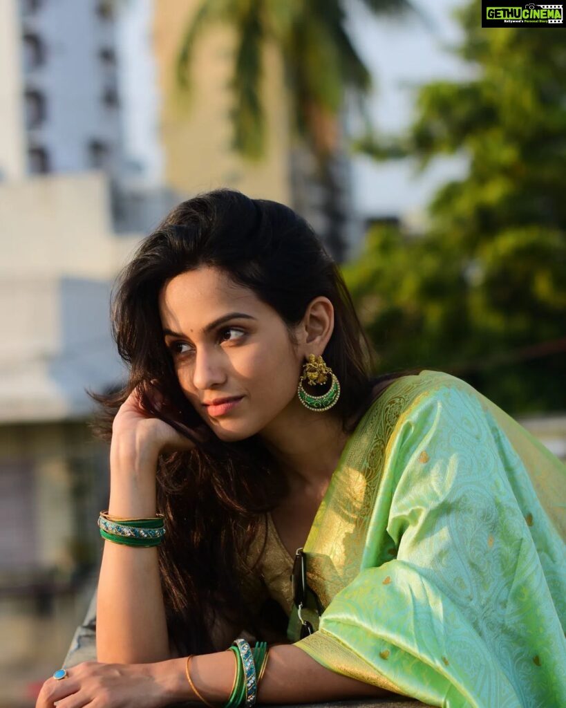 Shivani Baokar Instagram - आजचा रंग सांगा पाहू 🙃 आजचा रंग हिरवा हिरवा रंग निसर्गाची ओळख समृध्दीचं प्रतीक....हिरवा म्हणजे लावण्य..... #रंग #हिरवा PC @riteshnikamphotography
