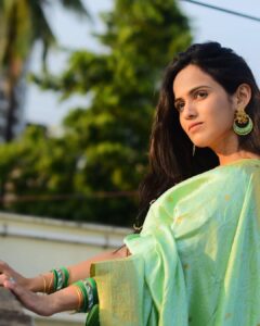 Shivani Baokar Instagram - आजचा रंग सांगा पाहू 🙃

आजचा रंग हिरवा 
हिरवा रंग निसर्गाची ओळख 
समृध्दीचं प्रतीक....हिरवा म्हणजे लावण्य.....

#रंग #हिरवा

PC @riteshnikamphotography