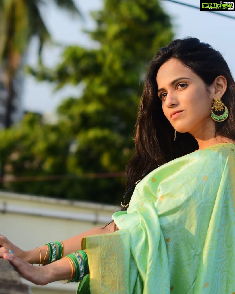 Shivani Baokar Instagram - आजचा रंग सांगा पाहू 🙃 आजचा रंग हिरवा हिरवा रंग निसर्गाची ओळख समृध्दीचं प्रतीक....हिरवा म्हणजे लावण्य..... #रंग #हिरवा PC @riteshnikamphotography