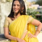 Shivani Baokar Instagram – आजचा रंग पिवळा 💛
पिवळा रंग म्हणजे उत्साह आणि 
आनंदाची उधळण करणारा

#रंग #पिवळा 

PC @riteshnikamphotography
Saree @karagiri_ethnic