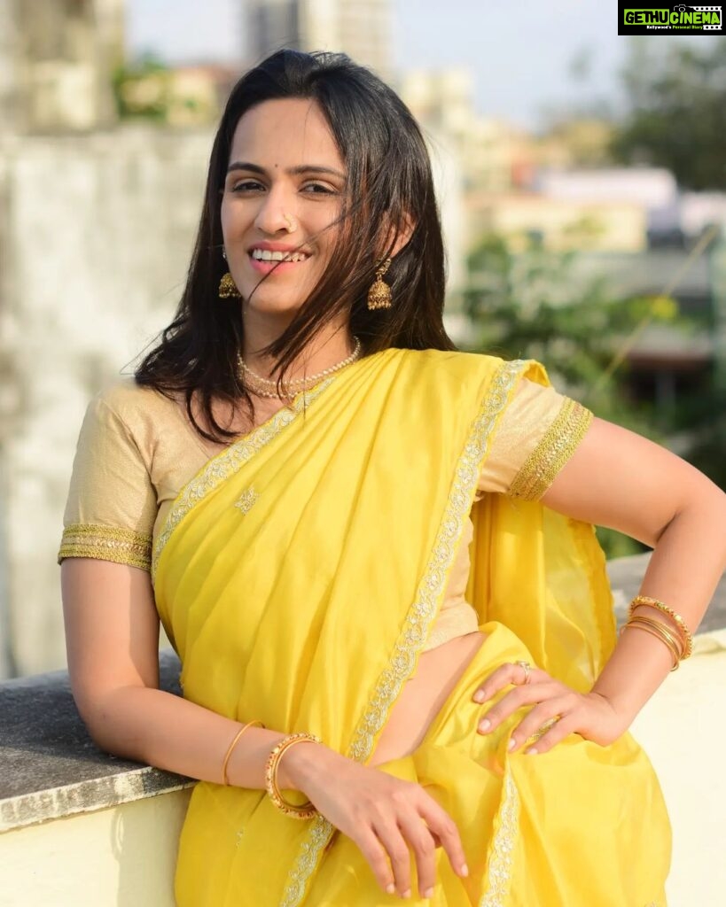 Shivani Baokar Instagram - आजचा रंग पिवळा 💛 पिवळा रंग म्हणजे उत्साह आणि आनंदाची उधळण करणारा #रंग #पिवळा PC @riteshnikamphotography Saree @karagiri_ethnic