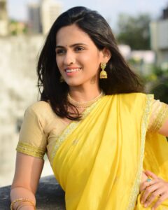 Shivani Baokar Instagram - आजचा रंग पिवळा 💛
पिवळा रंग म्हणजे उत्साह आणि 
आनंदाची उधळण करणारा

#रंग #पिवळा 

PC @riteshnikamphotography
Saree @karagiri_ethnic