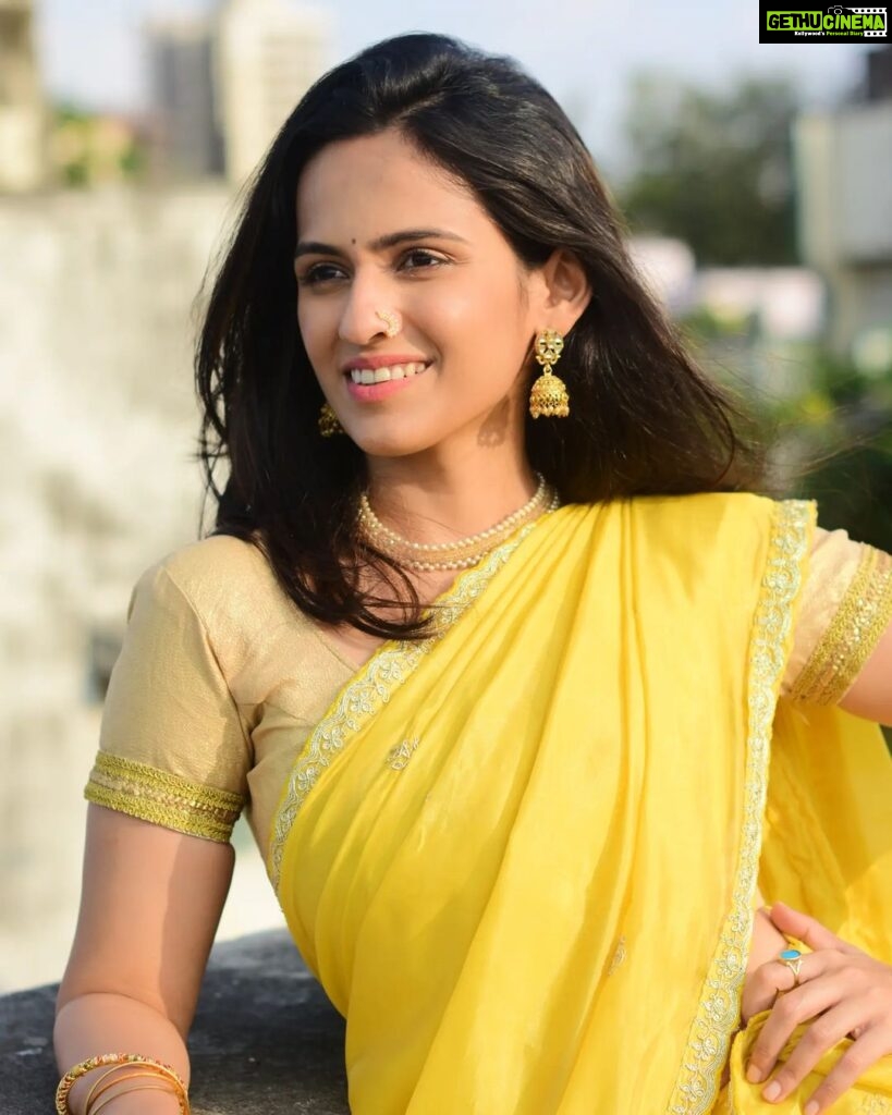 Shivani Baokar Instagram - आजचा रंग पिवळा 💛 पिवळा रंग म्हणजे उत्साह आणि आनंदाची उधळण करणारा #रंग #पिवळा PC @riteshnikamphotography Saree @karagiri_ethnic