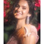 Shivani Baokar Instagram - Happy Diwali fam! 🪔 Styling @saileerajpurenagane Outfit @rajkumari_by_richahaware Jewellery @sorayaajewels_ MUA @bridal.mekup.by.saroj Videoshoot and edits @kyammmera Photoshoot and edits @kharsambale Assisted by @siddheshhwalanj Location credits @housepartykhar House Party Khar