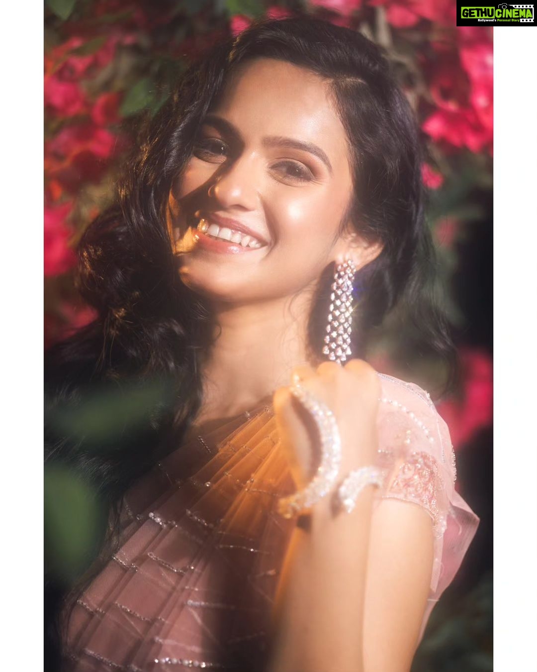 Shivani Baokar Instagram - Happy Diwali fam! 🪔 Styling @saileerajpurenagane Outfit @rajkumari_by_richahaware Jewellery @sorayaajewels_ MUA @bridal.mekup.by.saroj Videoshoot and edits @kyammmera Photoshoot and edits @kharsambale Assisted by @siddheshhwalanj Location credits @housepartykhar House Party Khar