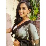 Shivani Baokar Instagram - Some vintage vibes 🎼🌼 Saree by @vrushalee_fashion_studio MUA @makeupbyberdesaurabh