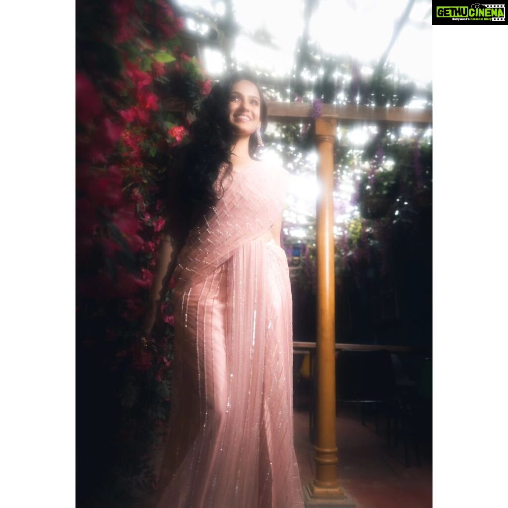 Shivani Baokar Instagram - All about sunshine and sparkles ✨ Styling @saileerajpurenagane Outfit @rajkumari_by_richahaware Jewellery @sorayaajewels_ MUA @bridal.mekup.by.saroj Videoshoot and edits @kyammmera Photoshoot and edits @kharsambale Assisted by @siddheshhwalanj Location credits @housepartykhar