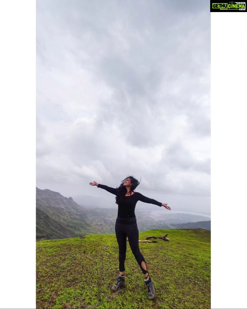Shivani Baokar Instagram - ..how about losing yourself to find yourself? 🍃 #trektogarbettplateau #maharashtratourism #maharashtra_ig #loveyourself #loveyourbody Garbett Plateau