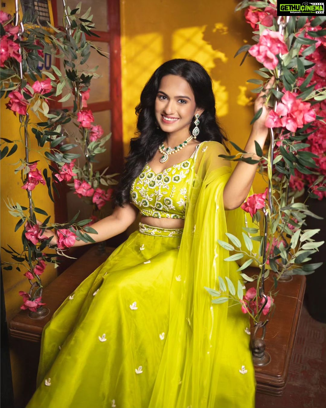 Shivani Baokar Instagram - Loving this colour a little too much! Styling @saileerajpurenagane Outfit @rajkumari_by_richahaware Jewellery @sorayaajewels_ MUA @bridal.mekup.by.saroj Videoshoot and edits @kyammmera Photoshoot and edits @kharsambale Assisted by @siddheshhwalanj Location credits @housepartykhar House Party Khar