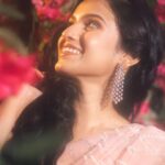 Shivani Baokar Instagram - 🪔✨ . . . . . Styling @saileerajpurenagane Outfit @rajkumari_by_richahaware Jewellery @sorayaajewels_ MUA @bridal.mekup.by.saroj Videoshoot and edits @kyammmera Photoshoot and edits @kharsambale Assisted by @siddheshhwalanj Location credits @housepartykhar House Party Khar
