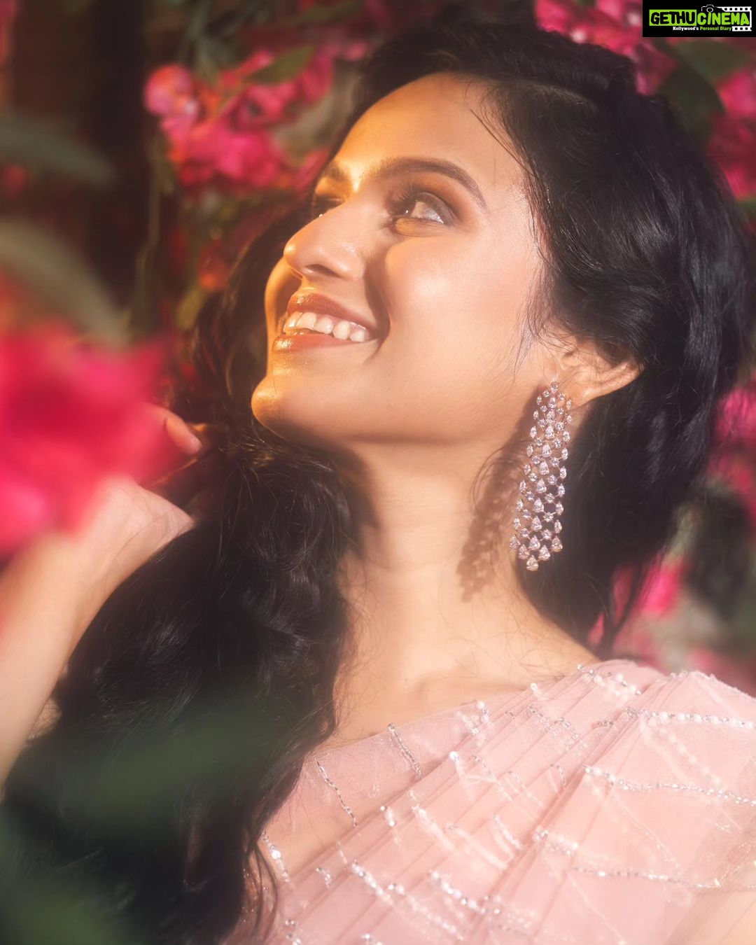 Shivani Baokar Instagram - 🪔✨ . . . . . Styling @saileerajpurenagane Outfit @rajkumari_by_richahaware Jewellery @sorayaajewels_ MUA @bridal.mekup.by.saroj Videoshoot and edits @kyammmera Photoshoot and edits @kharsambale Assisted by @siddheshhwalanj Location credits @housepartykhar House Party Khar