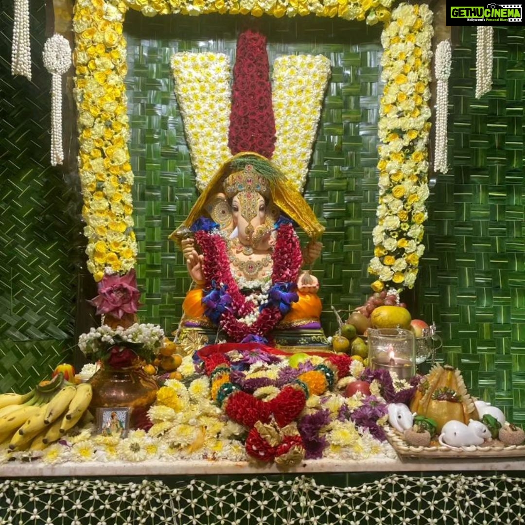 Shivani Baokar Instagram - महाराष्ट्राचे लाडके मुख्यमंत्री माननीय श्री एकनाथजी शिंदे @mieknathshinde @cmomaharashtra_ यांच्या वर्षा या शासकीय निवासस्थानी बाप्पाच्या दर्शनाचा लाभ घेता आला. 😇 हि भेट घडवून आणण्यासाठी गायत्री चित्रे @gayatrrichitre चे आभार. 🙏🏻 #cmomaharashtra #eknathshinde #ganpatibappamorya #shivanibaokar Varsha Bungalow Official Residence of Chief Minister of Maharashtra
