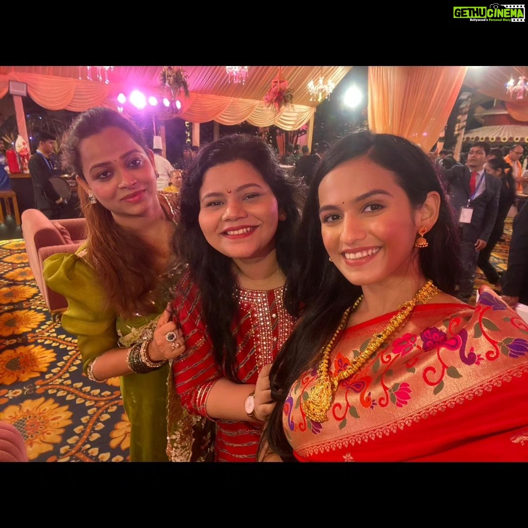 Shivani Baokar Instagram - महाराष्ट्राचे लाडके मुख्यमंत्री माननीय श्री एकनाथजी शिंदे @mieknathshinde @cmomaharashtra_ यांच्या वर्षा या शासकीय निवासस्थानी बाप्पाच्या दर्शनाचा लाभ घेता आला. 😇 हि भेट घडवून आणण्यासाठी गायत्री चित्रे @gayatrrichitre चे आभार. 🙏🏻 #cmomaharashtra #eknathshinde #ganpatibappamorya #shivanibaokar Varsha Bungalow Official Residence of Chief Minister of Maharashtra