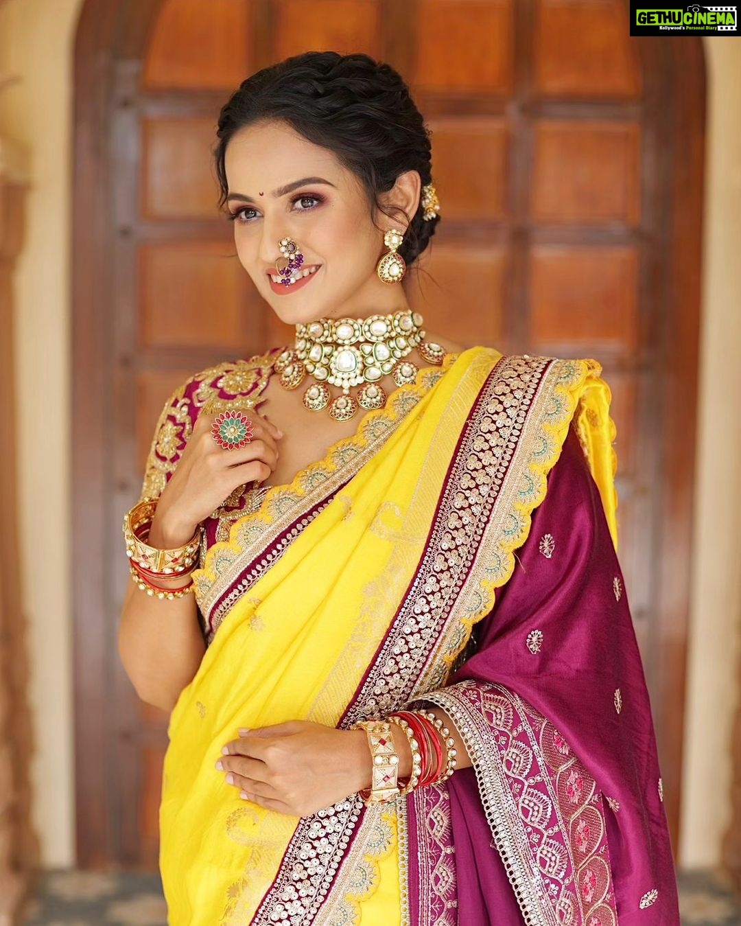 Shivani Baokar Instagram - I don't know how it feels like to be a bride, I just know that I felt beautiful in the look πβ€οΈ #selftalkmatters Makeup & hair - @makeupbyberdesaurabh Photographer- @kunal_mohite_photography Styling - @makeupbyberdesaurabh @style_by_pradnyaaaaa__ Designer - @shobha_designer_24 Jewellery - @jizajewellerystudio Nath & hair accessories - @morpankh_jwells Location - @setsinthecity.in Shoot managed - @style_by_pradnyaaaaa__ Sets in the City