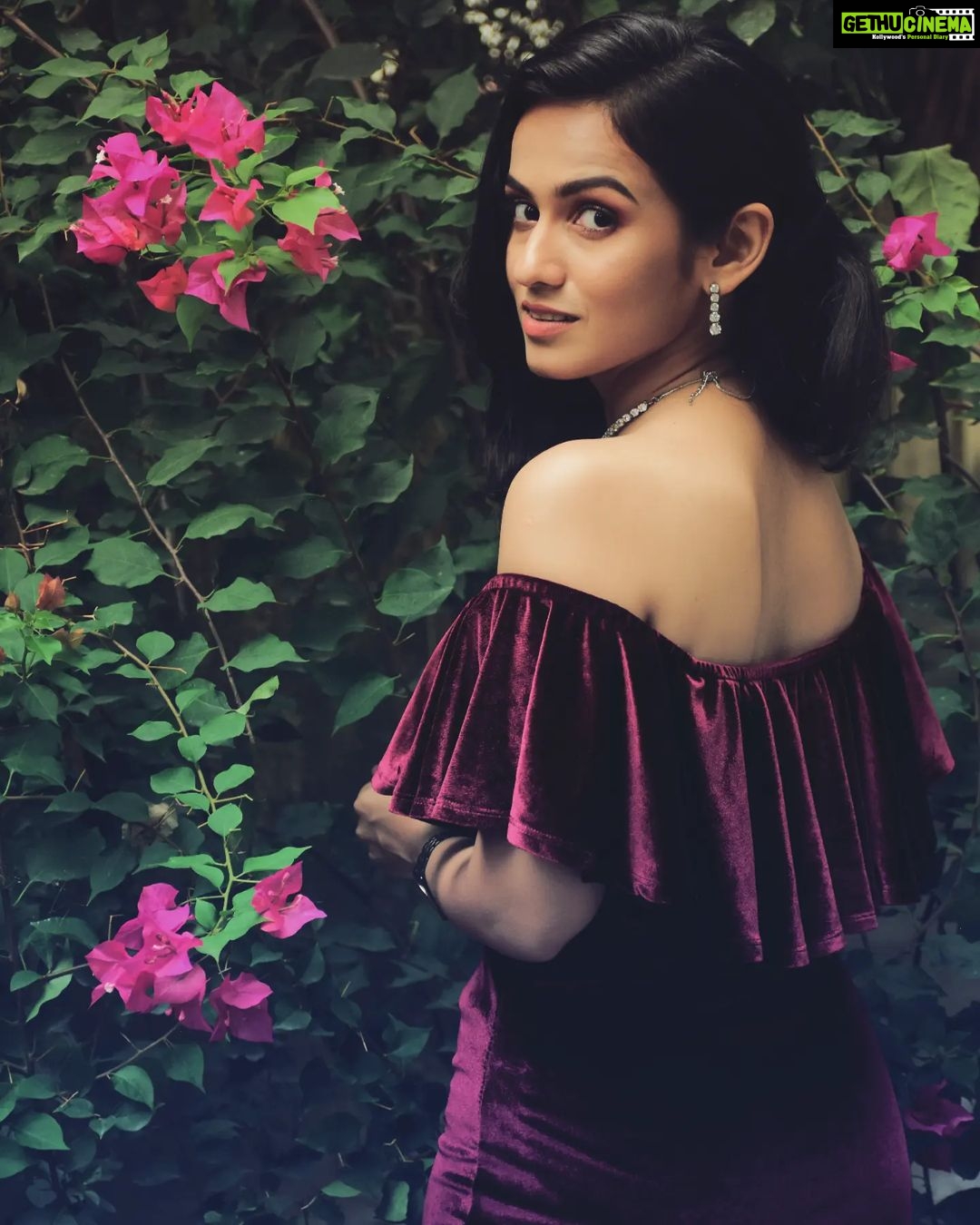 Shivani Baokar Instagram - Life is better in the garden... π¨π»βπΎπ¦ PC @riteshnikamphotography #life #love #instagood #instagram #happy #like #follow #lifestyle #photography #motivation #photooftheday #art #smile #bhfyp #nature #beautiful #quotes #style #instadaily #inspiration #me #photo #picoftheday #fashion #happiness #myself #cute #beauty #selfie #artistsoninstagram