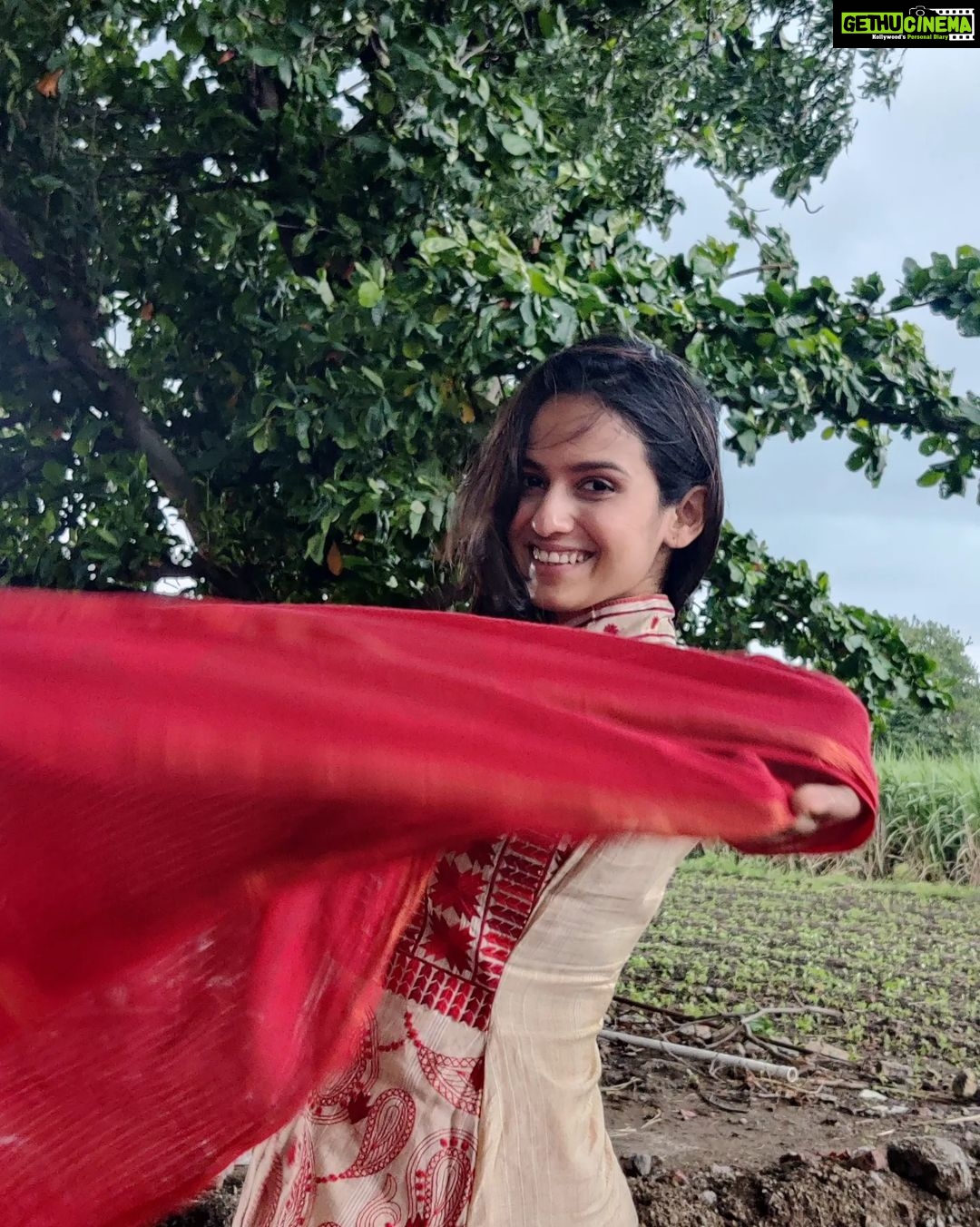 Shivani Baokar Instagram - Can life be so simple? ❤️ Winds.... nature... beautiful days....farms... family... friends ❤️ #mysolapurthrowback Thanks to @saileerajpurenagane for arranging such a beautiful trip 😇 PC @learninginnprogress Solapur