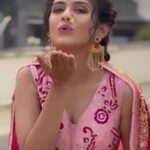 Shivani Baokar Instagram – One on this beautiful song 💝

@kedarshindems 
@sanashinde
@ankushpchaudhari
@everestentertainment
@sanjaychhabriaofficial 
@ajayatulofficial 
@shreyaghoshal 

#marathisong #marathi #maharashtra #traditional #traditionalwear #trending #hairstyles #chyd #padwaoutfit

MUA @makeupbyberdesaurabh 
Dress by @vrushalee_fashion_studio 
Styled by @saileerajpurenagane