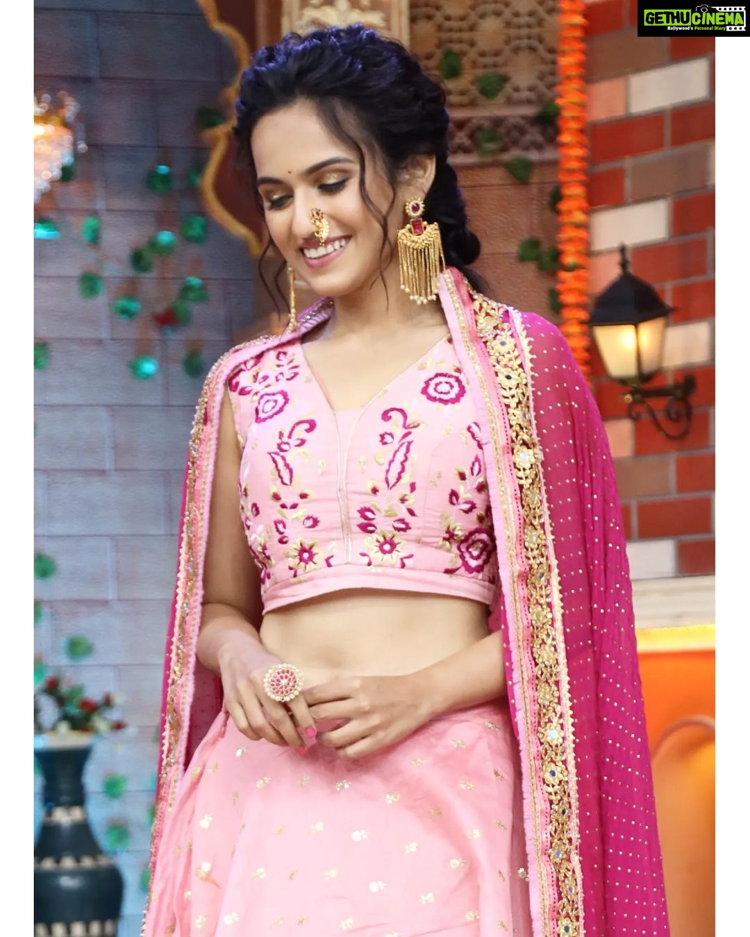 Shivani Baokar Instagram - Team 'Lavangi Mirchi' Chala Hawa Yeu Dya vishesh Aaj ani udya, ratri 9:30 la aplya ZeeMarathi var ❤️😘 MUA @makeupbyberdesaurabh Dress by @vrushalee_fashion_studio Styled by @saileerajpurenagane Mumbai, Maharashtra
