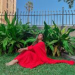 Shivani Jha Instagram - ऐसी उलझी नज़र उनसे हटती नहीं ❤️ Wearing @trendy.naari 🤍 #red #shivanijha