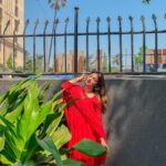 Shivani Jha Instagram - ऐसी उलझी नज़र उनसे हटती नहीं ❤️ Wearing @trendy.naari 🤍 #red #shivanijha