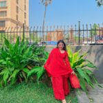 Shivani Jha Instagram - ऐसी उलझी नज़र उनसे हटती नहीं ❤️ Wearing @trendy.naari 🤍 #red #shivanijha