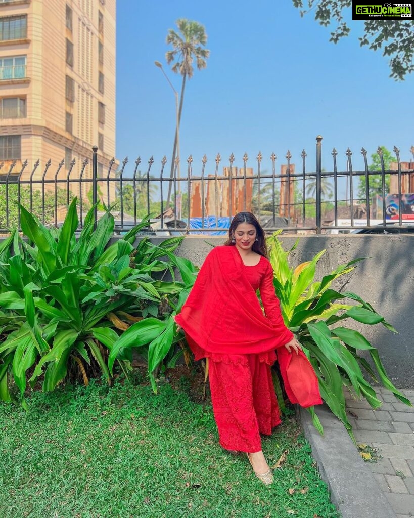 Shivani Jha Instagram - ऐसी उलझी नज़र उनसे हटती नहीं ❤️ Wearing @trendy.naari 🤍 #red #shivanijha