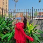 Shivani Jha Instagram - ऐसी उलझी नज़र उनसे हटती नहीं ❤️ Wearing @trendy.naari 🤍 #red #shivanijha