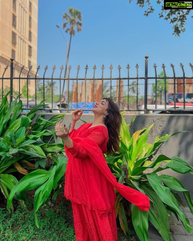 Shivani Jha Instagram - ऐसी उलझी नज़र उनसे हटती नहीं ❤ Wearing @trendy.naari 🤍 #red #shivanijha