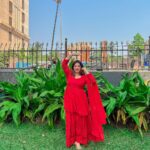 Shivani Jha Instagram - ऐसी उलझी नज़र उनसे हटती नहीं ❤️ Wearing @trendy.naari 🤍 #red #shivanijha