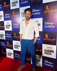 Shivin Narang Instagram - Last night #AakhriSach
Success celebration … ✨🙏
Thankuu Everyone for all the love and support 🫶🏻