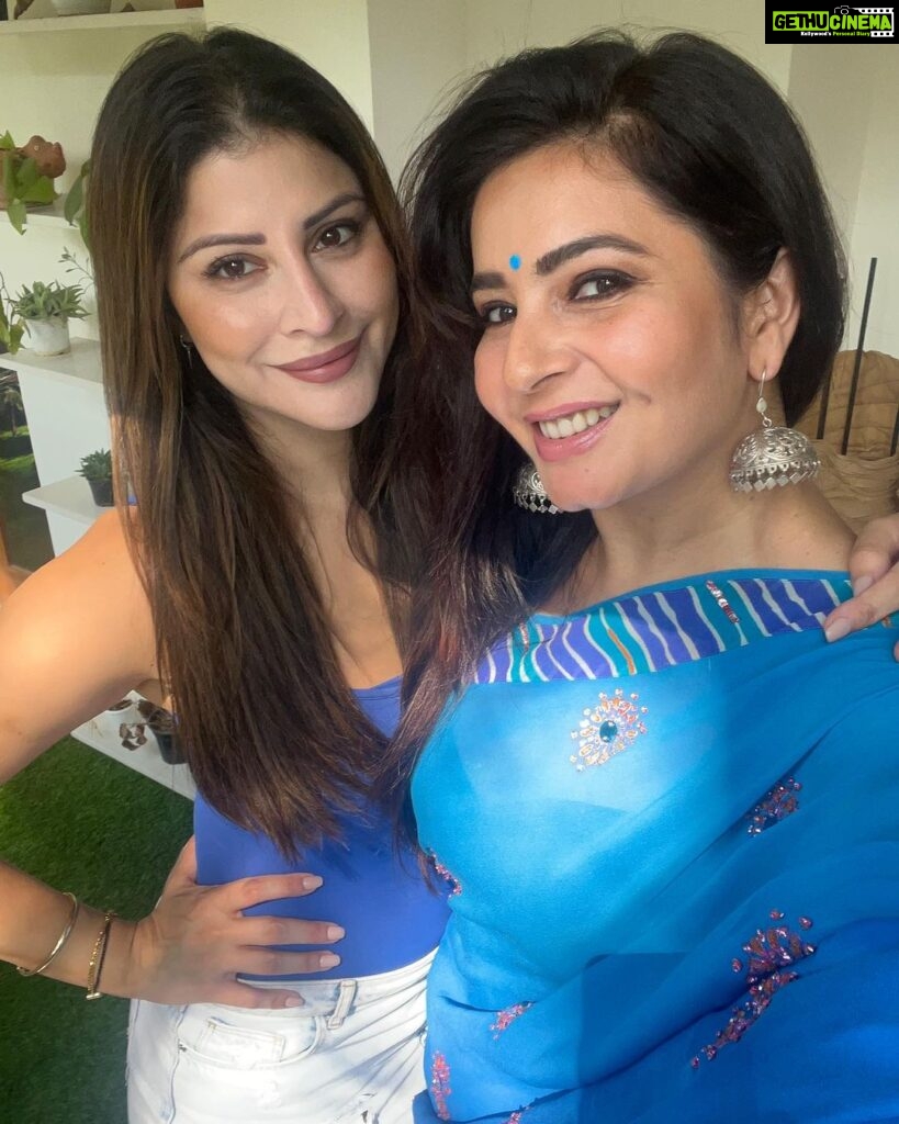 Shonali Nagrani Instagram - Bleed blue. #indpakmatch #worldcup #worldcupindpak #squadgoals @karishmakotak26 @shyammehta #alan