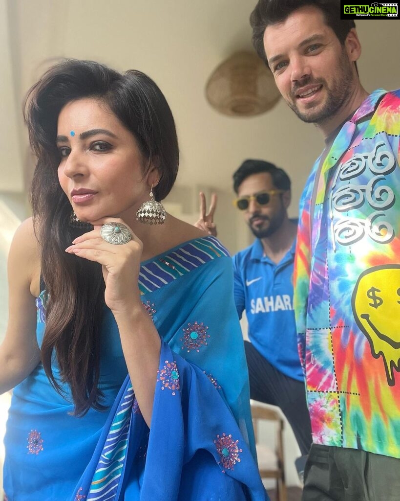 Shonali Nagrani Instagram - Bleed blue. #indpakmatch #worldcup #worldcupindpak #squadgoals @karishmakotak26 @shyammehta #alan