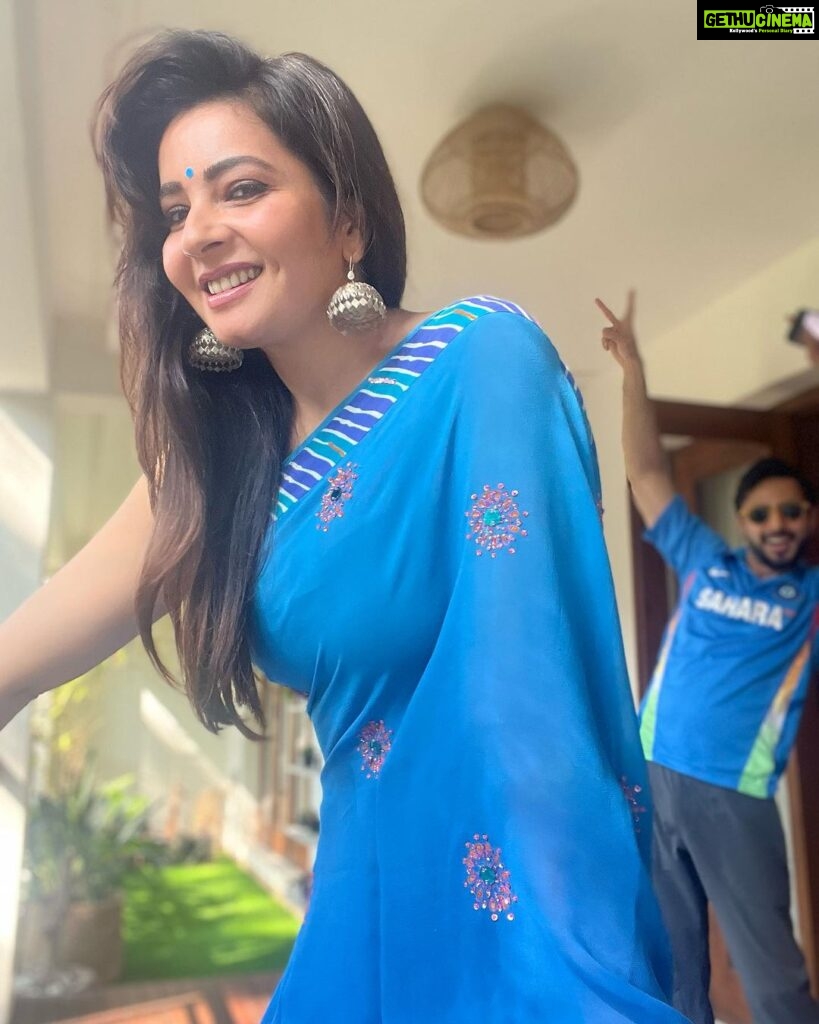 Shonali Nagrani Instagram - Bleed blue. #indpakmatch #worldcup #worldcupindpak #squadgoals @karishmakotak26 @shyammehta #alan