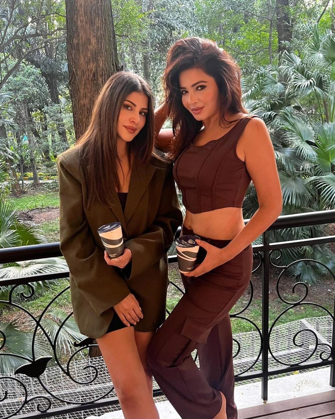 Shonali Nagrani Instagram - The perfect blend :) @thirdwavecoffeeindia .. #ad #coffeelovers @karishmakotak26 @shyammehta #gigglesandsmiles #coffee #coffeelover #thirdwavecoffee #girlfriends #besties❤️ #ad