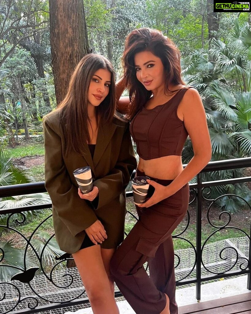 Shonali Nagrani Instagram - The perfect blend :) @thirdwavecoffeeindia .. #ad #coffeelovers @karishmakotak26 @shyammehta #gigglesandsmiles #coffee #coffeelover #thirdwavecoffee #girlfriends #besties❤️ #ad