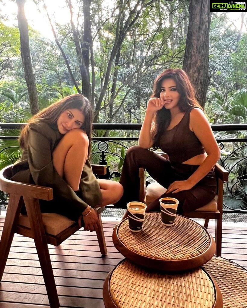 Shonali Nagrani Instagram - The perfect blend :) @thirdwavecoffeeindia .. #ad #coffeelovers @karishmakotak26 @shyammehta #gigglesandsmiles #coffee #coffeelover #thirdwavecoffee #girlfriends #besties❤️ #ad