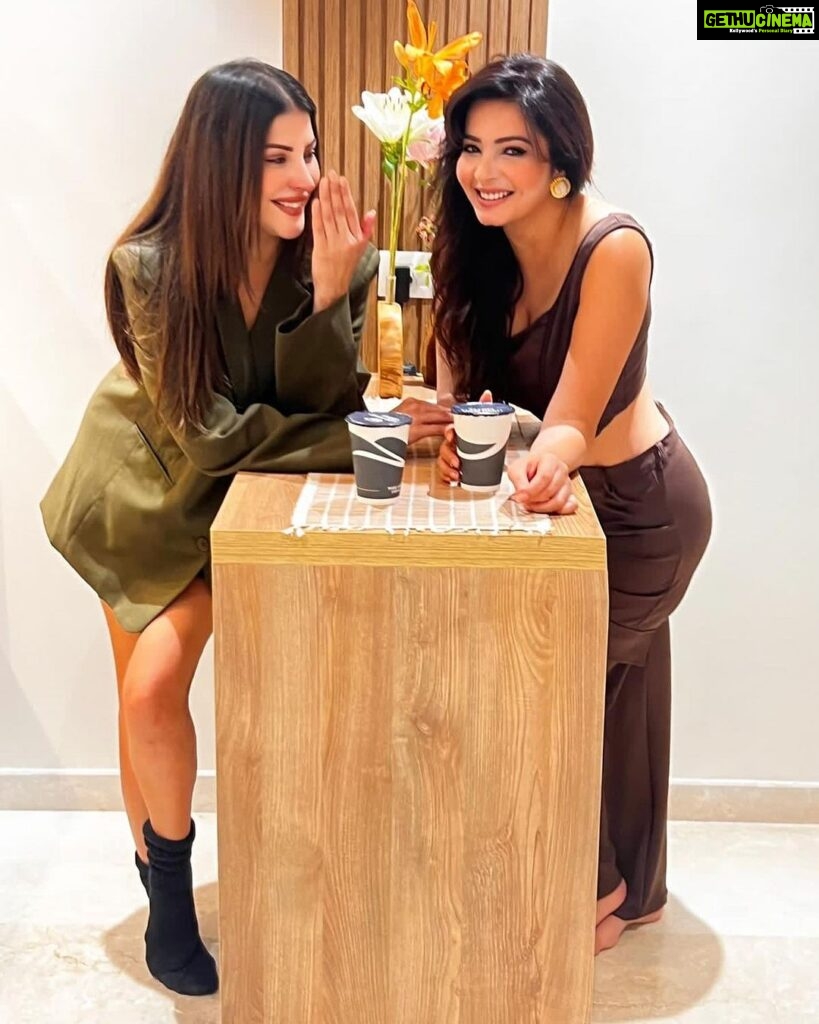 Shonali Nagrani Instagram - The perfect blend :) @thirdwavecoffeeindia .. #ad #coffeelovers @karishmakotak26 @shyammehta #gigglesandsmiles #coffee #coffeelover #thirdwavecoffee #girlfriends #besties❤️ #ad