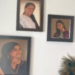 Shraddha Dangar Instagram – માઁ-આસ્થાના ઘરની એક દિવાલ,
જેણે હસ્તા ચહેરાઓ નો શણગાર કર્યો છે, અને આ ઘરમાં વહેલા લાગણીઓ ના વહેણ ની ગુંજ પણ સાંભળી છે!
બસ એક નાનકડી આ ઘરની વાત અને memory તમારી જોડે શેર કરવાનું મન થયું.
Chandlo ❤️
22nd July @officialjiocinema